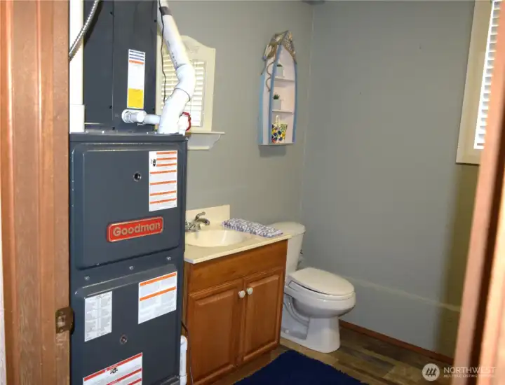 Gas furnace heats efficiently and air conditioning Gas furnace heats efficiently and air conditioning