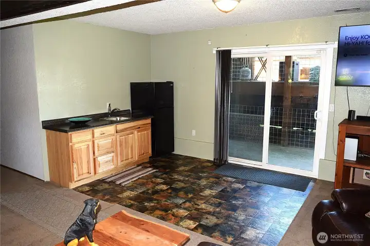 Wet bar and additional fridge Wet bar and additional fridge