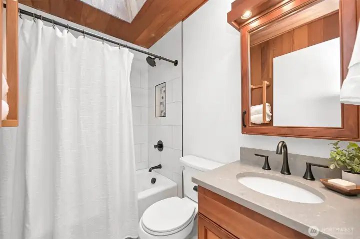 Nicely renovated full guest bath on the main level. Nicely renovated full guest bath on the main level.