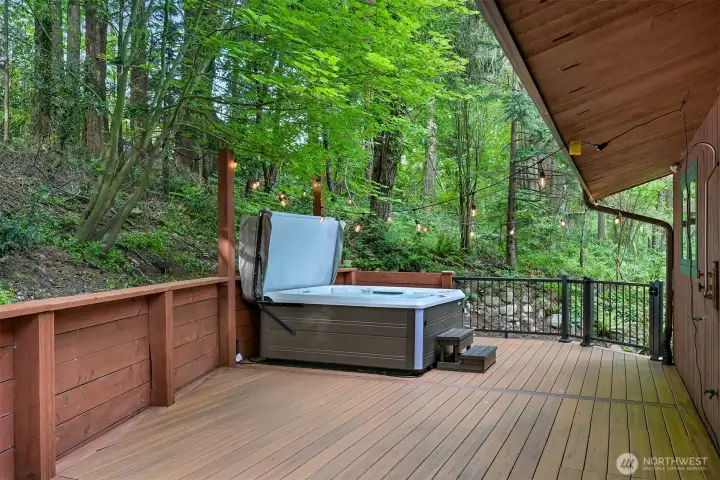 Peace and privacy while you soak away the day amongst the birds and twinkling lights. Peace and privacy while you soak away the day amongst the birds and twinkling lights.