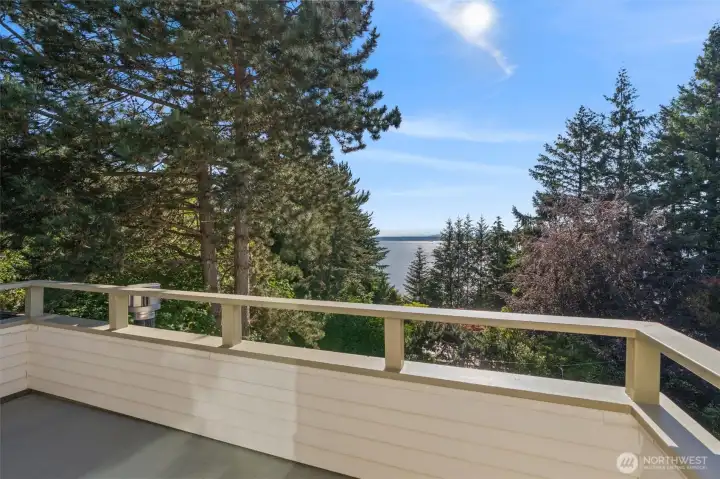 Step onto the primary suite's private deck and settle in — surrounded by greenery and open sky, this treehouse-like perch delivers a view worth waking up for, morning after morning.