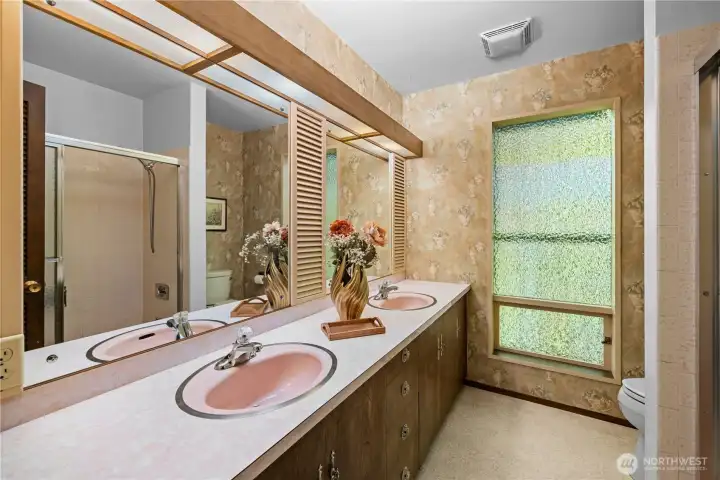 Main Floor Full Bath