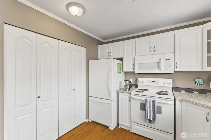 Plenty of cabinet space and storage Plenty of cabinet space and storage