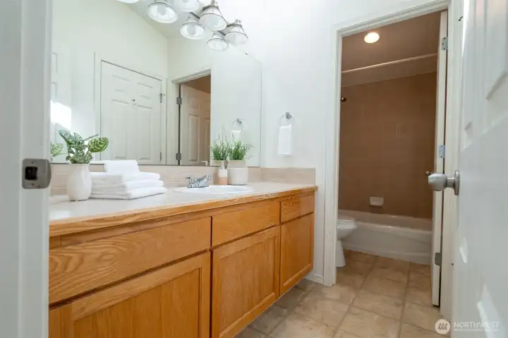 Upper floor full bathroom