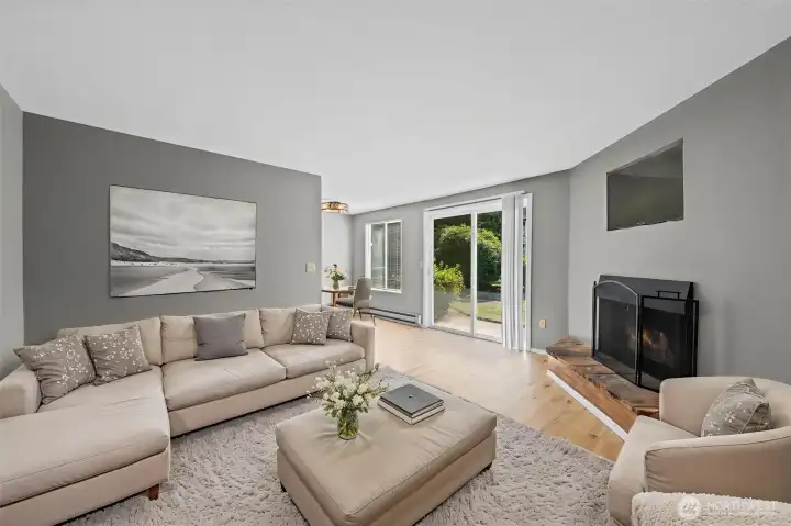 Living room v/ staged