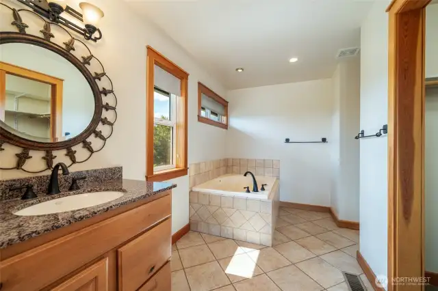 Primary Bath w/ walk-in closet