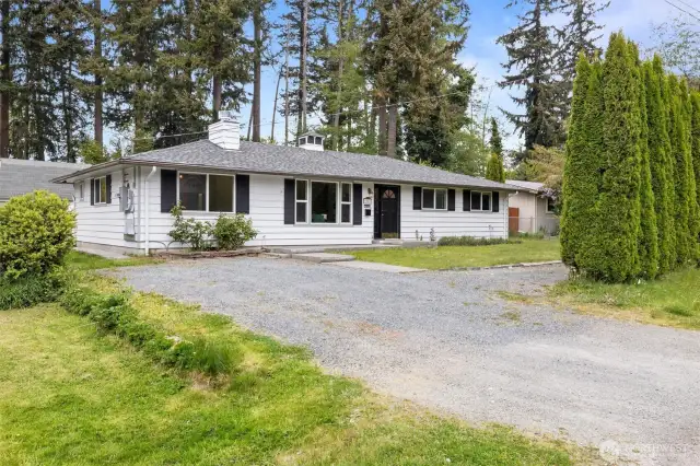 Driveway with room to park up to 5 cars