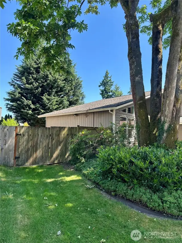 Parking for boat or trailer with access to back yard!