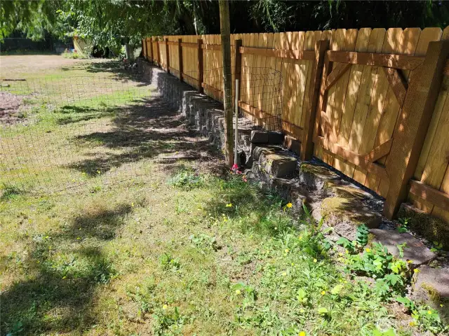 Property corners are marked which allows you to see the boundaries of the lot with out any problem.  The property has been surveyed.