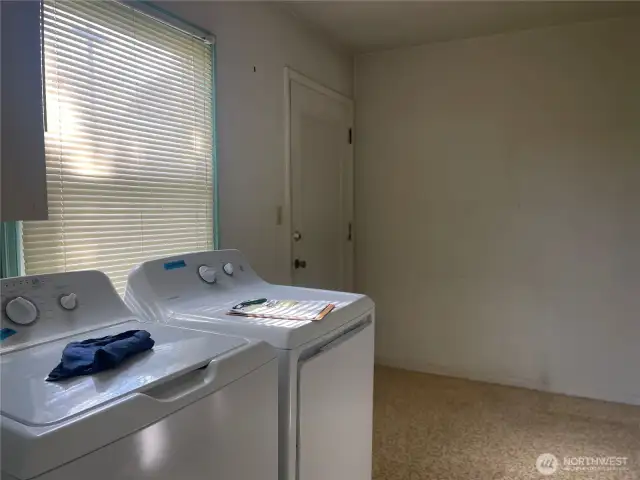 Utility Room  Washer/Dryer stay
