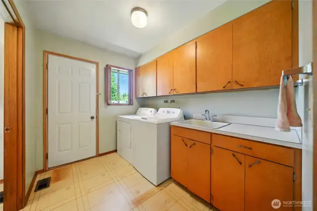 Spacious Utility Room with Sink and Ample Storage - Door to Backyard