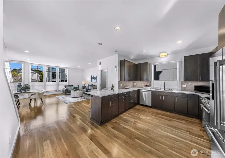 Main level gourmet kitchen with quartz counters, stainless appliances and pleanty of cabinet space.