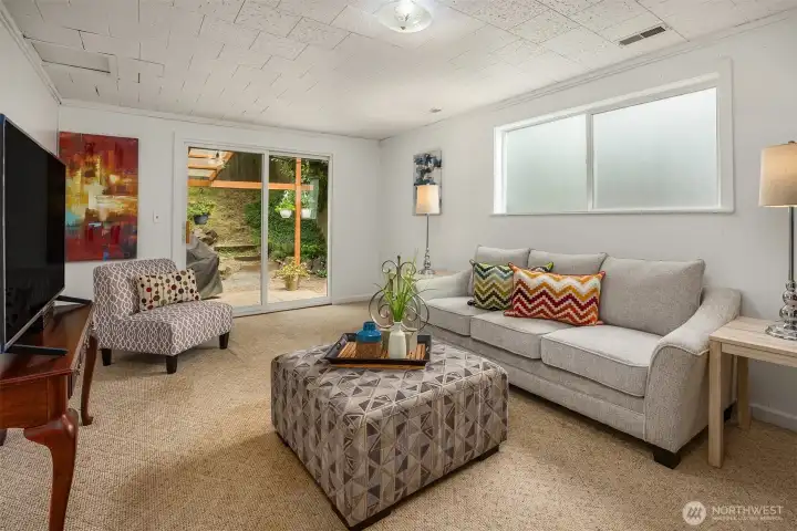 Additional living space or 3rd bedroom!