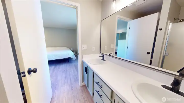 Primary 4-piece ensuite, with walk-in shower. Primary 4-piece ensuite, with walk-in shower.