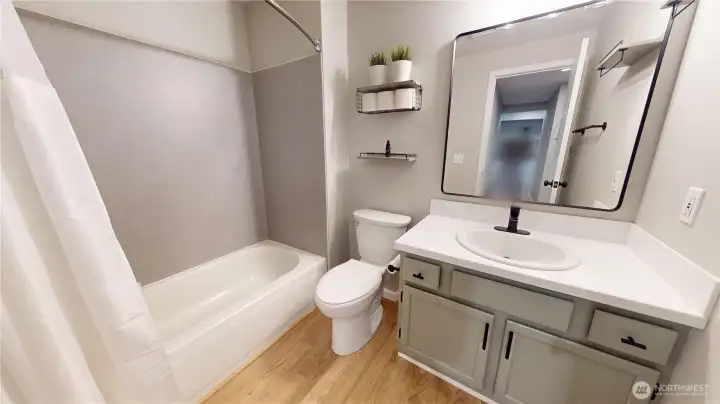 Full bath located on the upper level. Full bath located on the upper level.