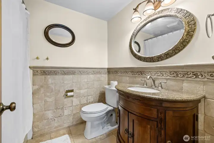 Main level bath with Shower