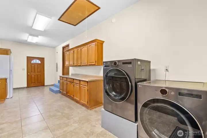 Huge utlity/mudroom off of garage entrance. Plenty of room for storage/freezers/ or a hobby room