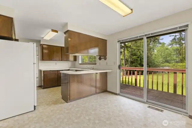 Breakfast, lunch, dinner, and everything in between—this sunny eat-in space is the heart of the home, just steps from the action.