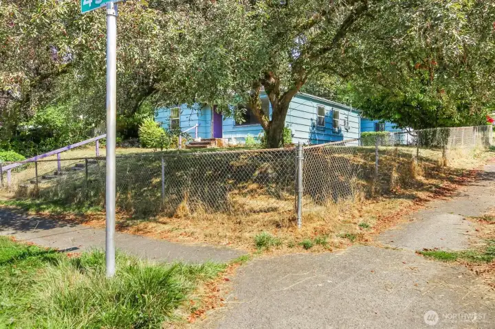 Corner Lot on a dead end street in Columbia City.