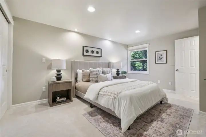 Spacious primary bedroom with en suite 3/4 bathroom
