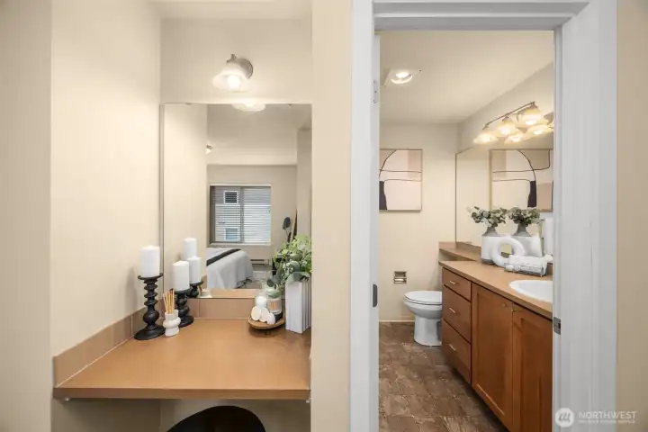 Sit-up counter in primary suite