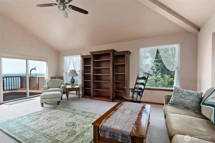 Light and bright with slider access to view deck