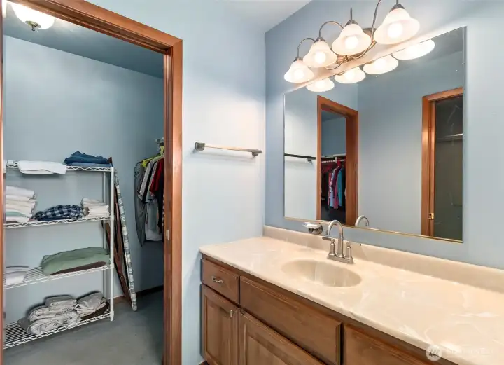 Walk in closet & 3/4 bathroom off primary