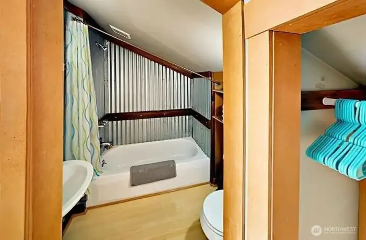 Full bathroom upstairs in the apartment.