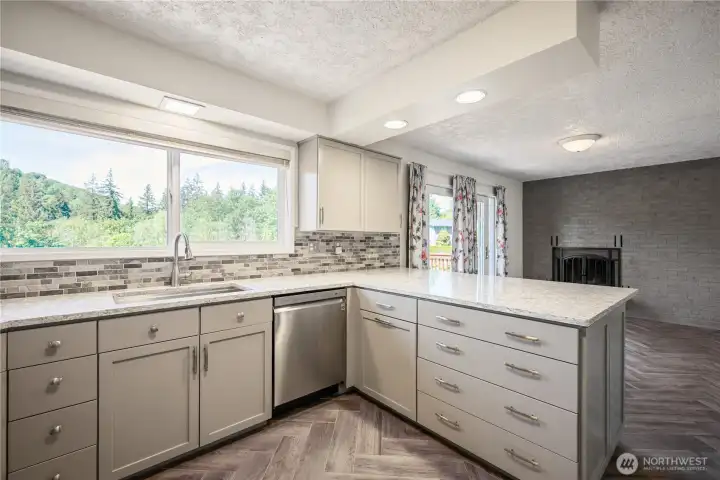 New Kitchen Cabinetry & Quartz Countertops