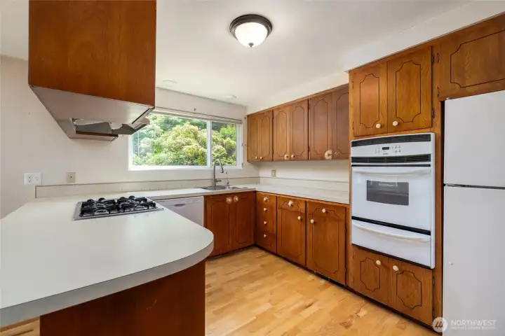 Convenient wall oven - much easier to remove heavy baked items!