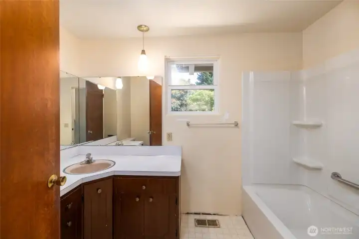 Hall bathroom with tub/shower combo