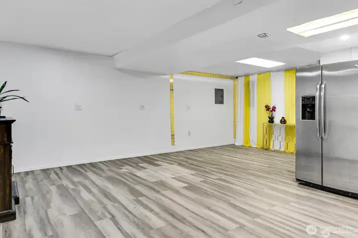 2nd Kitchen W/eating area 2nd Kitchen W/eating area