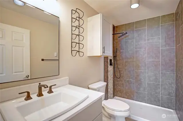 Guest Bathroom is Like-New~