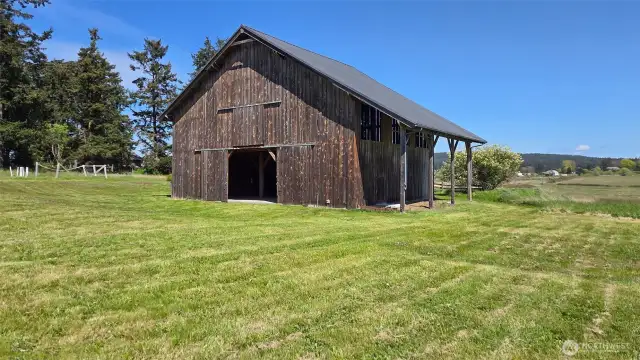 Barn with metal roof and slab floor