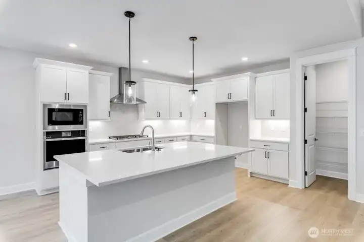 2532 Acer Loop SE ~ Ready Now