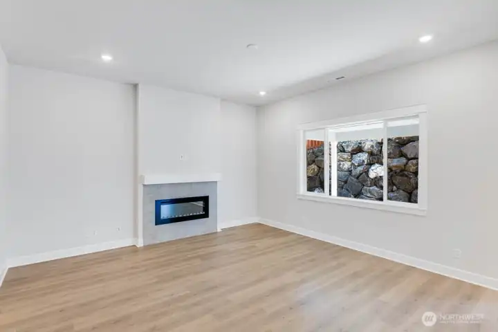 2532 Acer Loop SE ~ Ready Now