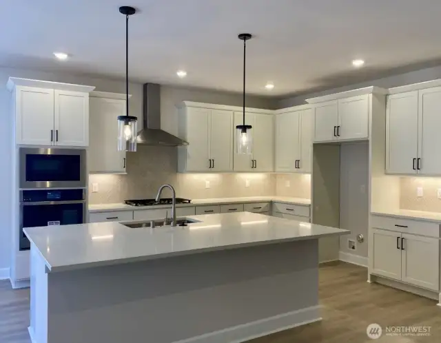 2532 Acer Loop SE ~ Ready Now