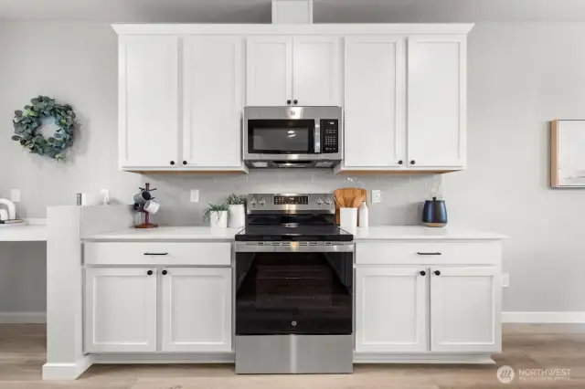 Photographs are for illustrative purposes only. Features, finishes, interior/exterior colors, landscaping and floorplan shown may vary from actual homes built.