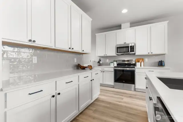 Photographs are for illustrative purposes only. Features, finishes, interior/exterior colors, landscaping and floorplan shown may vary from actual homes built.