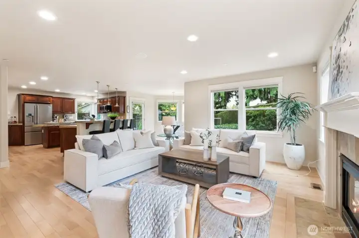 This is a gorgeous great room!