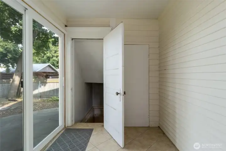 mud room off of kitchen  access to rear yard and basement - laundry