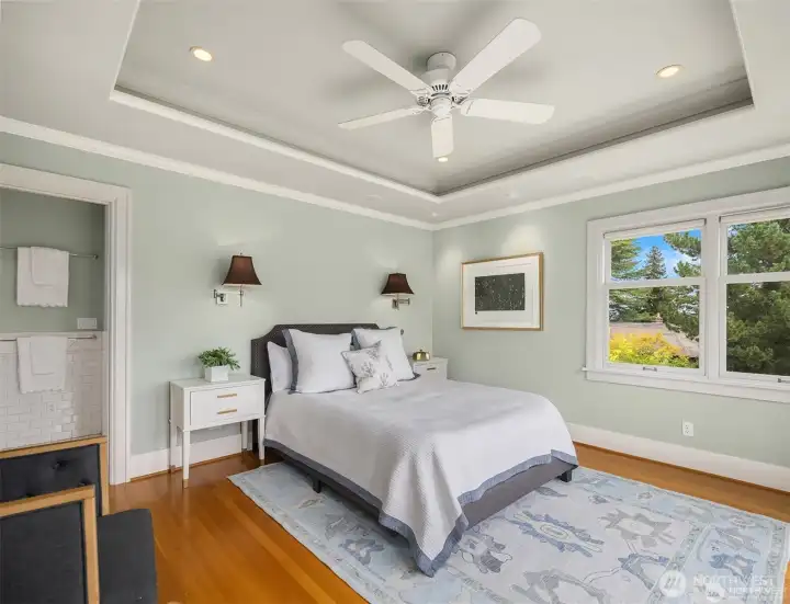 Spacious ceiling height and room for relaxing.