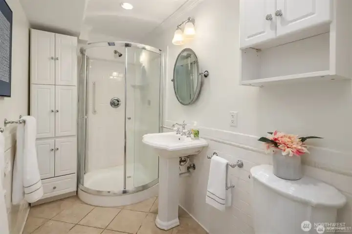 Lower level 3/4 bath.