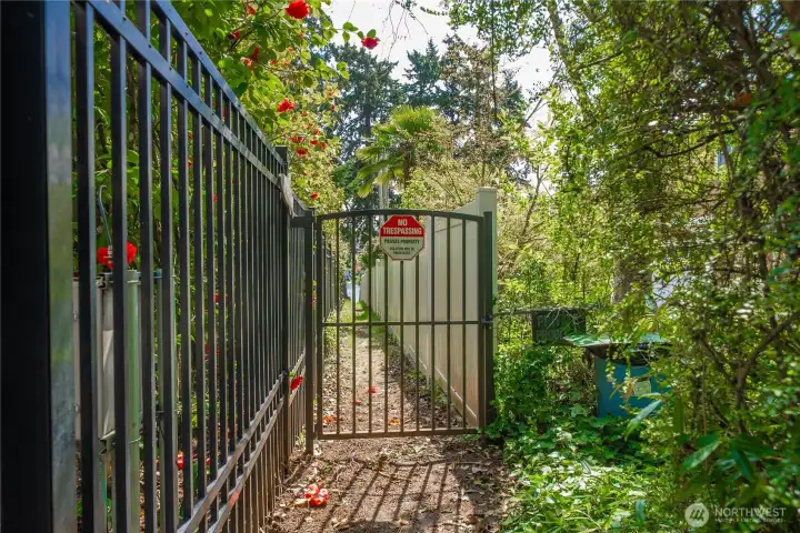 Neighborhood gate to lake front/dock access