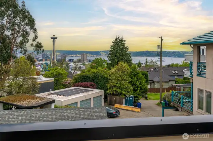 3rd story deck off of bonus room w/ stunning views.