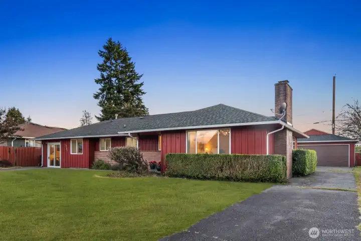 Bonus: 2 separate driveways perfect for RV and/or boat storage! Bonus: 2 separate driveways perfect for RV and/or boat storage!