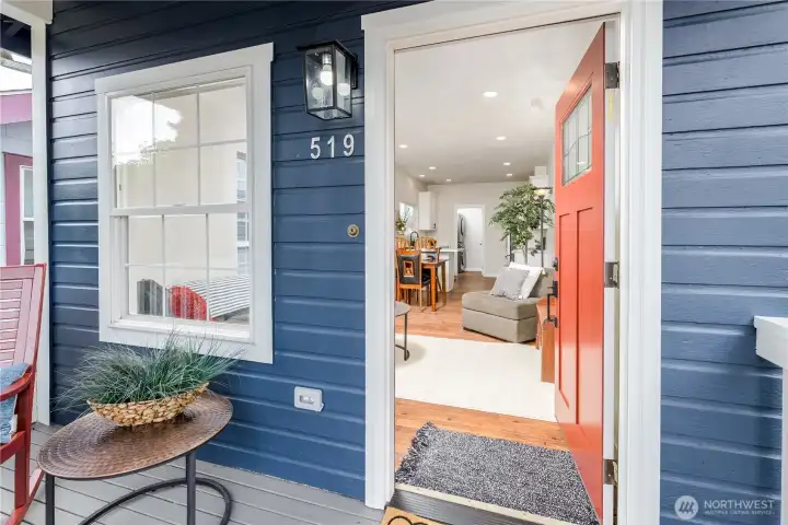 Welcoming light and bright entry. Welcoming light and bright entry.