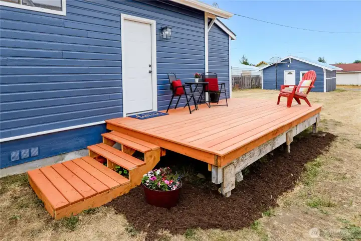 Side deck with access to front and back. Side deck with access to front and back.
