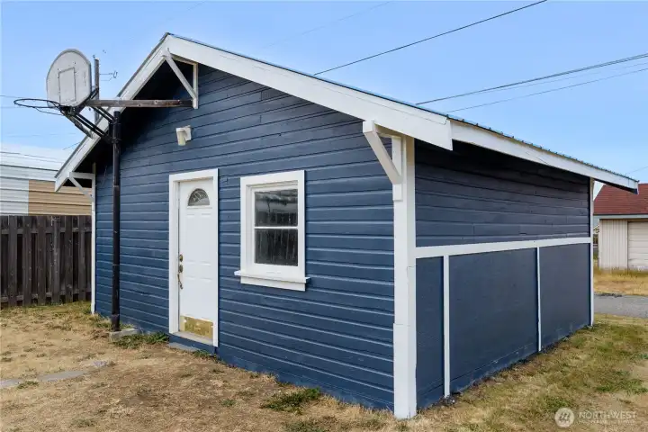 Freshly painted 400 sq ft garage. Freshly painted 400 sq ft garage.