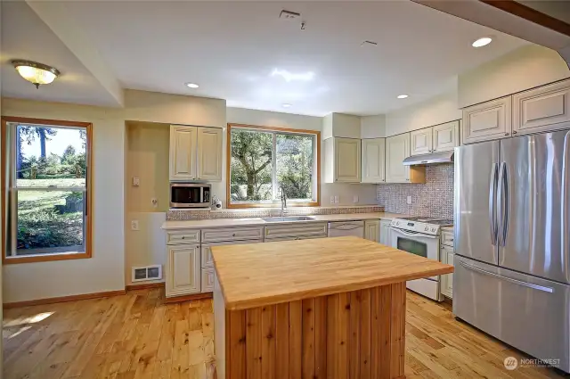Kitchen is Bright and Modern~